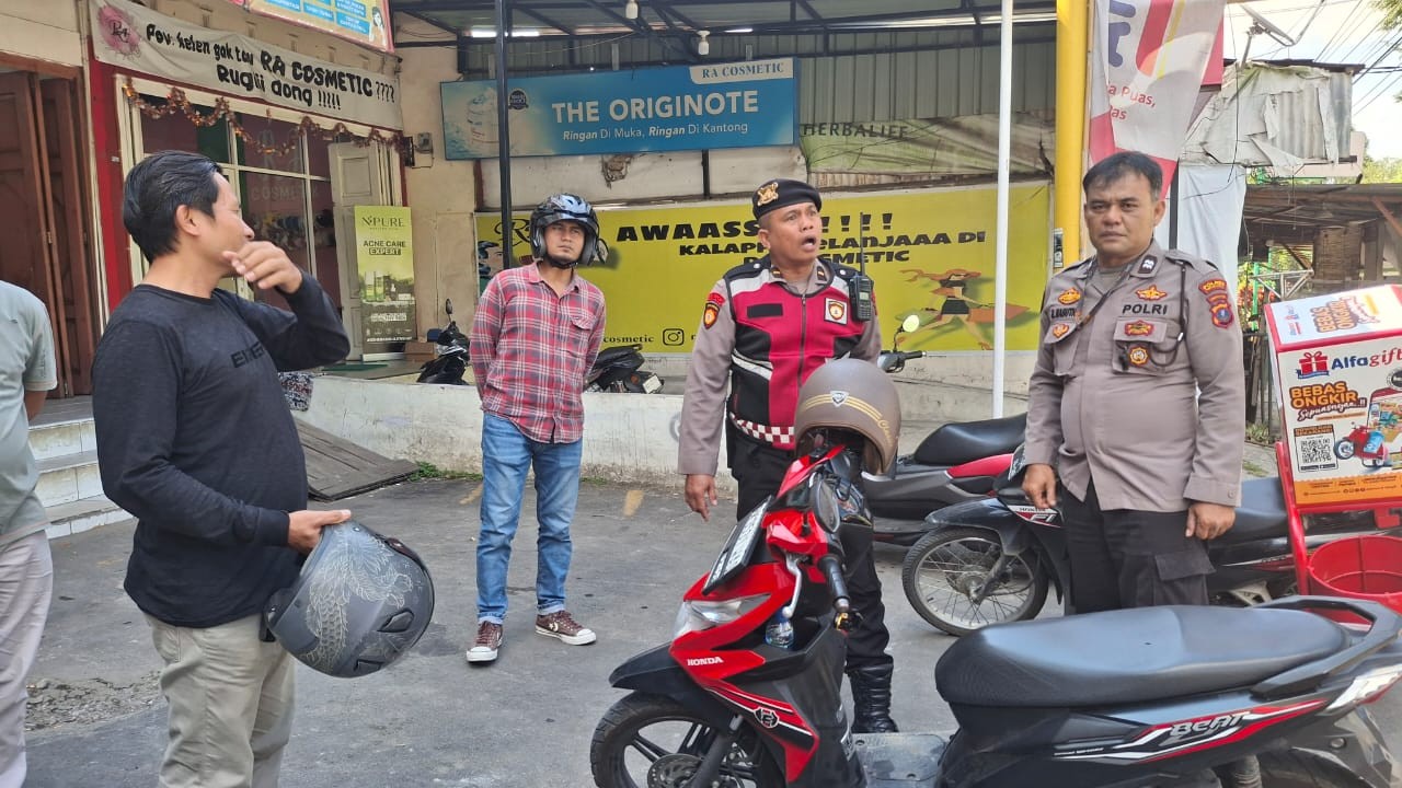 Personel Polres Pematangsiantar saat membubarkan aksi tawuran pelajar di Jalan Pistol.