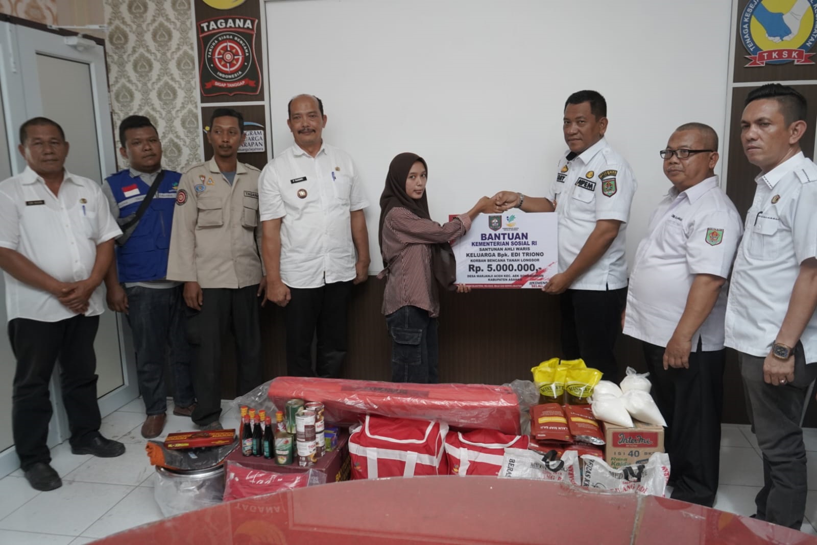 Bupati Asahan melalui perwakilan menyerahkan santunan dan bantuan kepada keluarga korban longsor Marjanji Aceh, Rabu (24/09/2025).