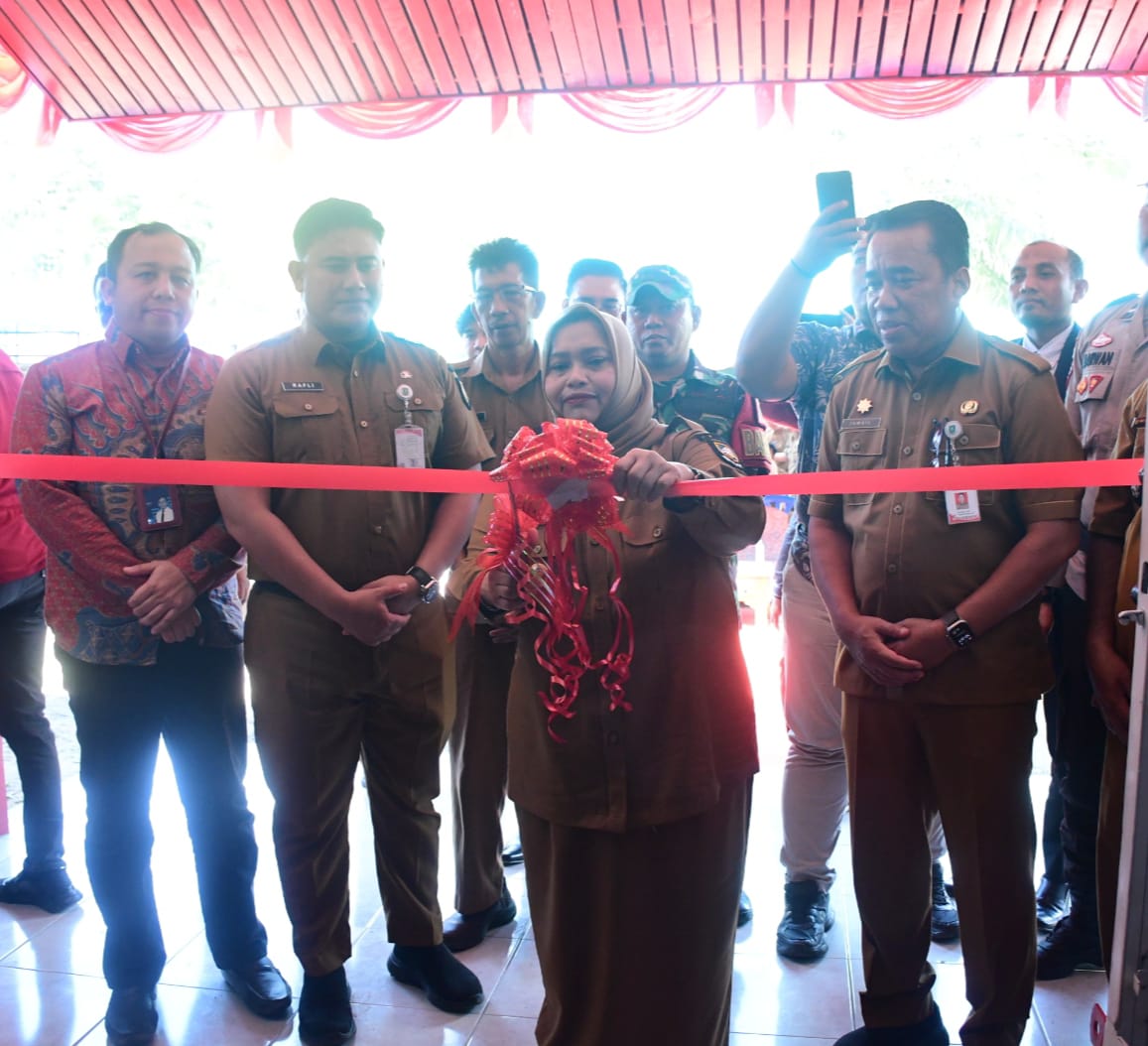 Bupati Bengkalis Kasmarni saat meresmikan Kopdes Merah Putih Desa Bantan Tengah.