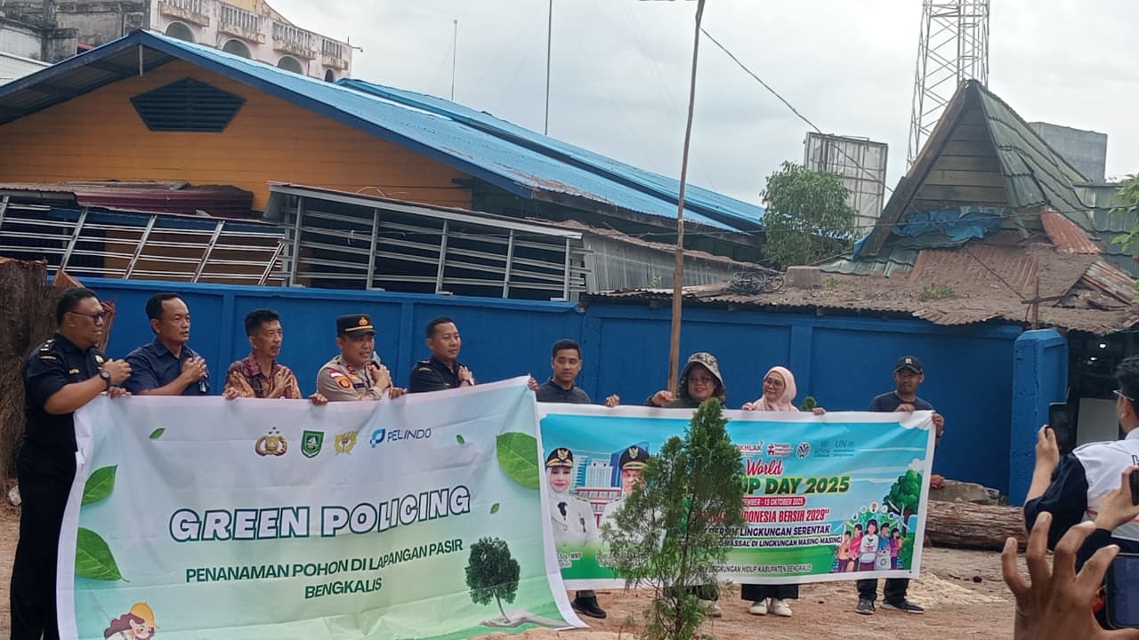 Bupati Bengkalis menanam 14 pohon cemara di kawasan Pelindo untuk pelestarian lingkungan dan cegah abrasi pesisir, Kamis (25/9/2025).