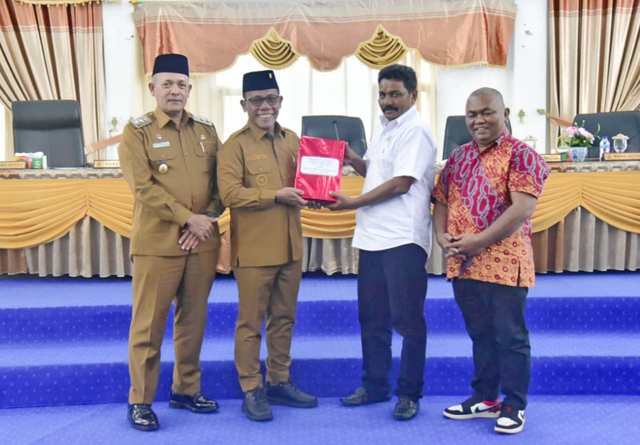 Bupati Tapteng Masinton Pasaribu menyampaikan Ranperda APBD Tahun Anggaran 2026 dalam Rapat Paripurna DPRD, Senin (22/9/2025).