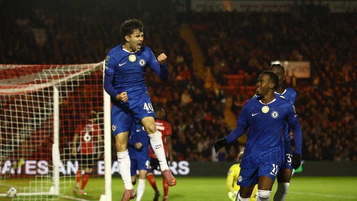Facundo Buonanotte merayakan gol comeback Chelsea atas Lincoln City di Carabao Cup.