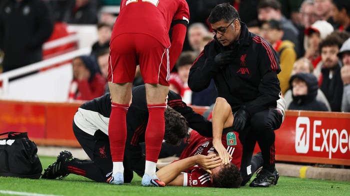 Giovanni Leoni tergeletak kesakitan setelah cedera ACL saat debut Liverpool di Carabao Cup menghadapi Southampton, Rabu (24092025).