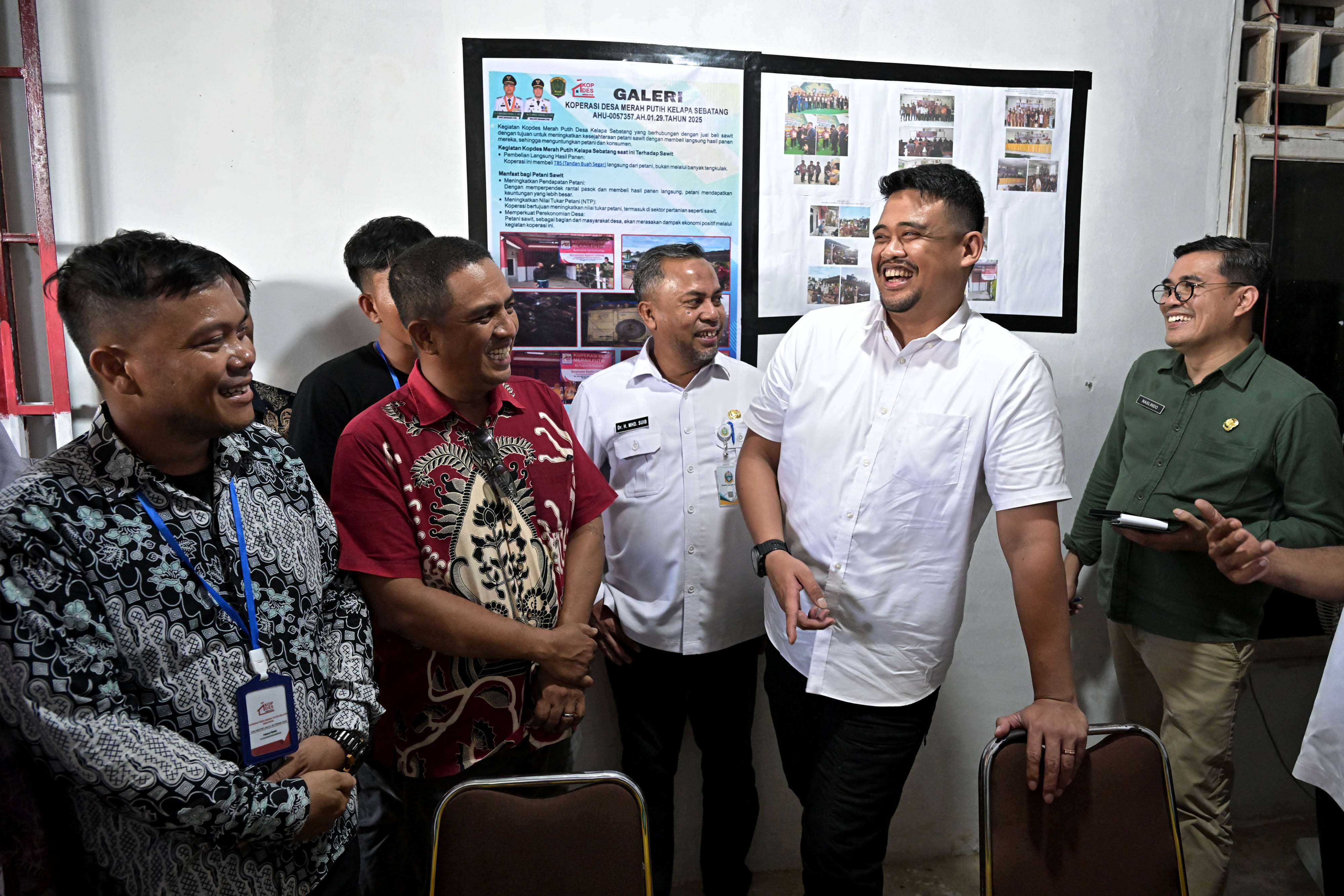 Gubernur Sumatera Utara Muhammad Bobby Afif Nasution didampingi Bupati Labuhanbatu Utara Hendri Yanto Sitorus saat meninjau Koperasi Merah Putih di Desa Kelapa Sebatang, Kecamatan Kualuh Leidong, Rabu