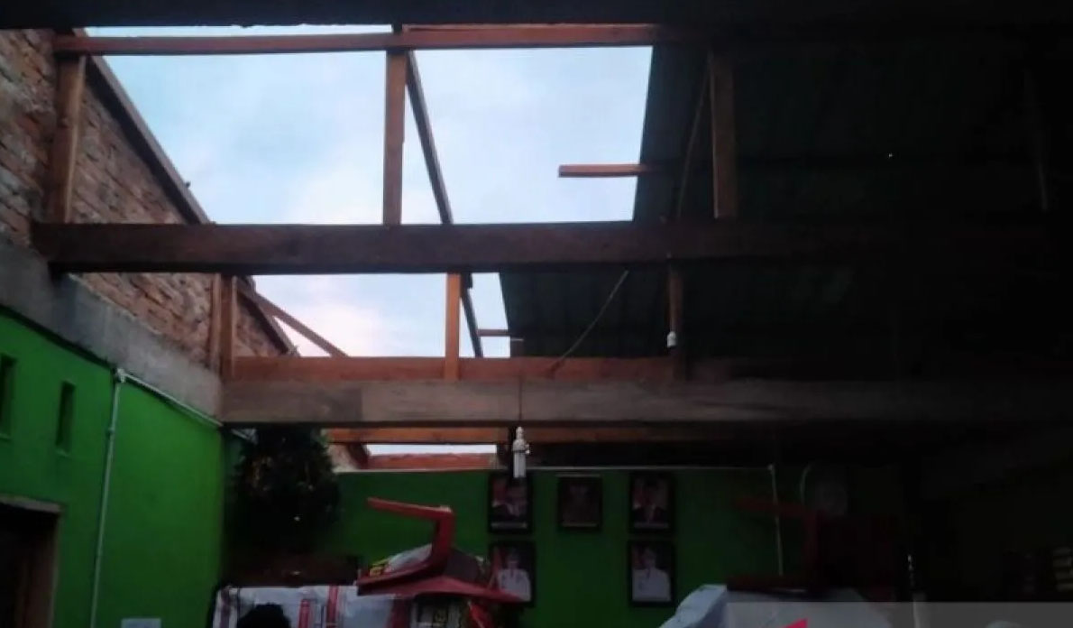 Sejumlah rumah warga di Taput rusak diterjang angin puting beliung, Selasa (23/9/2025).