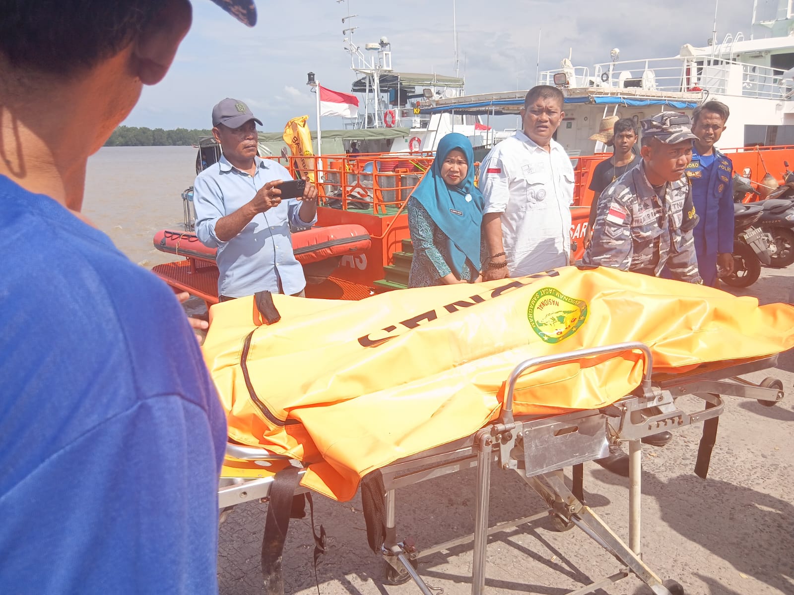Evakuasi mayat Mr X oleh Satpolairud Polres Asahan bersama TNI AL.