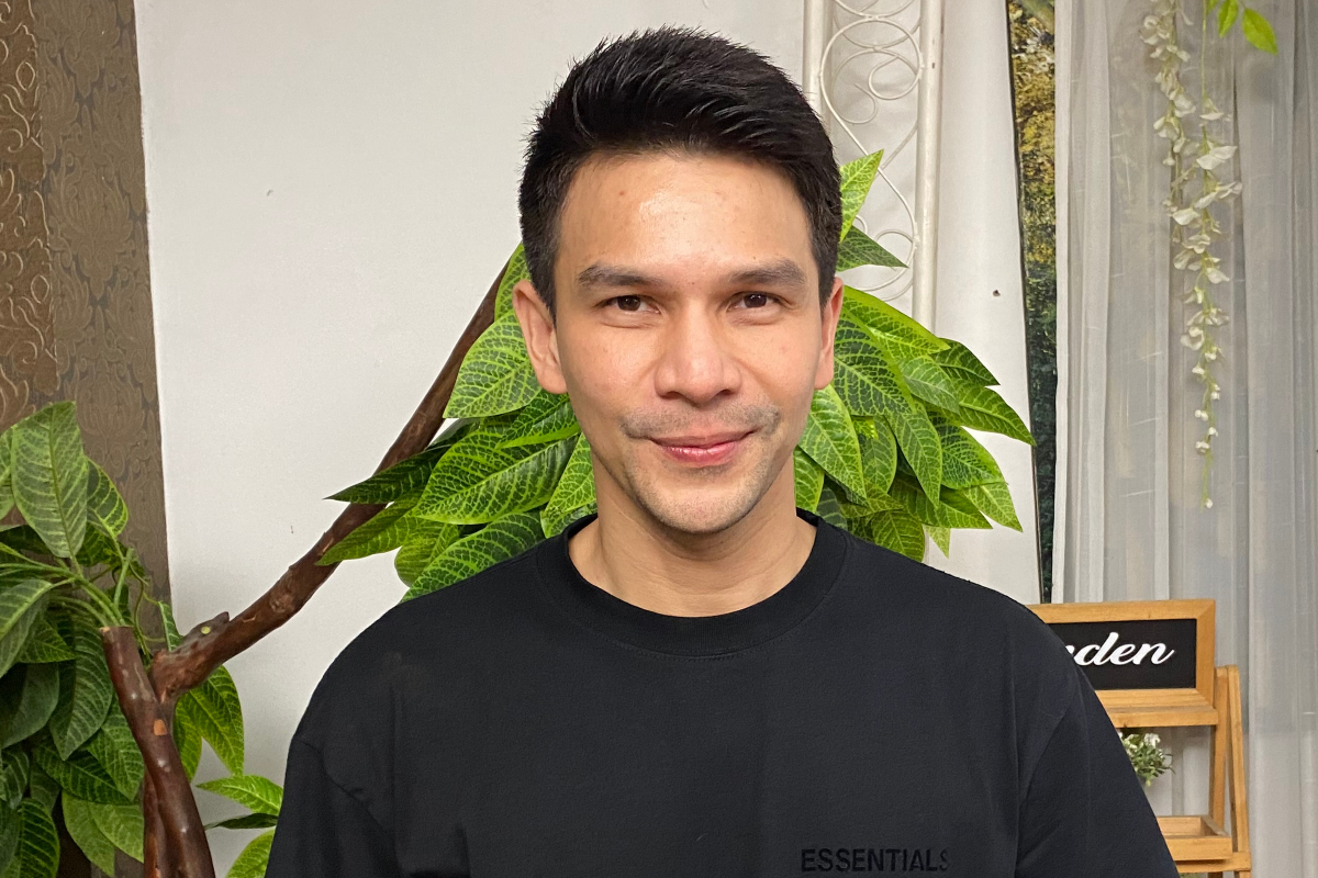 Aktor Jonathan Frizzy Simanjuntak alias Ijonk saat menghadiri sidang kasus vape berisi obat keras di Pengadilan Negeri Tangerang, Rabu (24/09/2025).