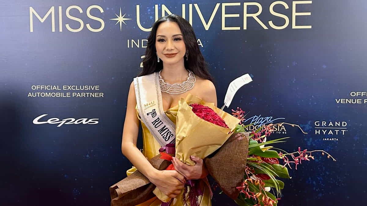 Kirana Larasati tersenyum di ajang Miss Universe Indonesia 2025 usai dinobatkan sebagai Runner Up 2, tetap tegar meski tak menyabet gelar juara.