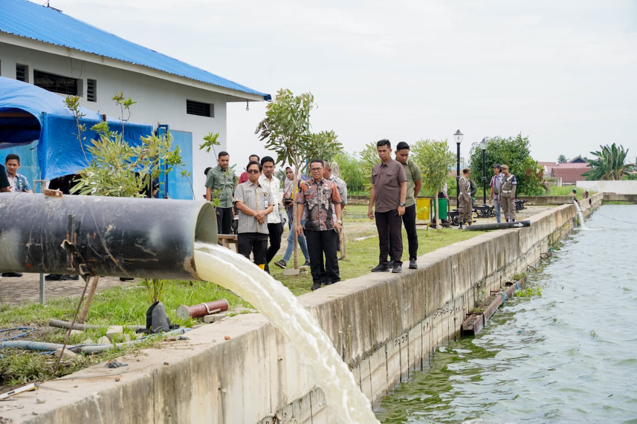 Wakil Wali Kota Medan H Zakiyuddin Harahap meninjau pompa baru kolam retensi Martubung, memastikan genangan air di blok 4 dan blok 8 segera teratasi.