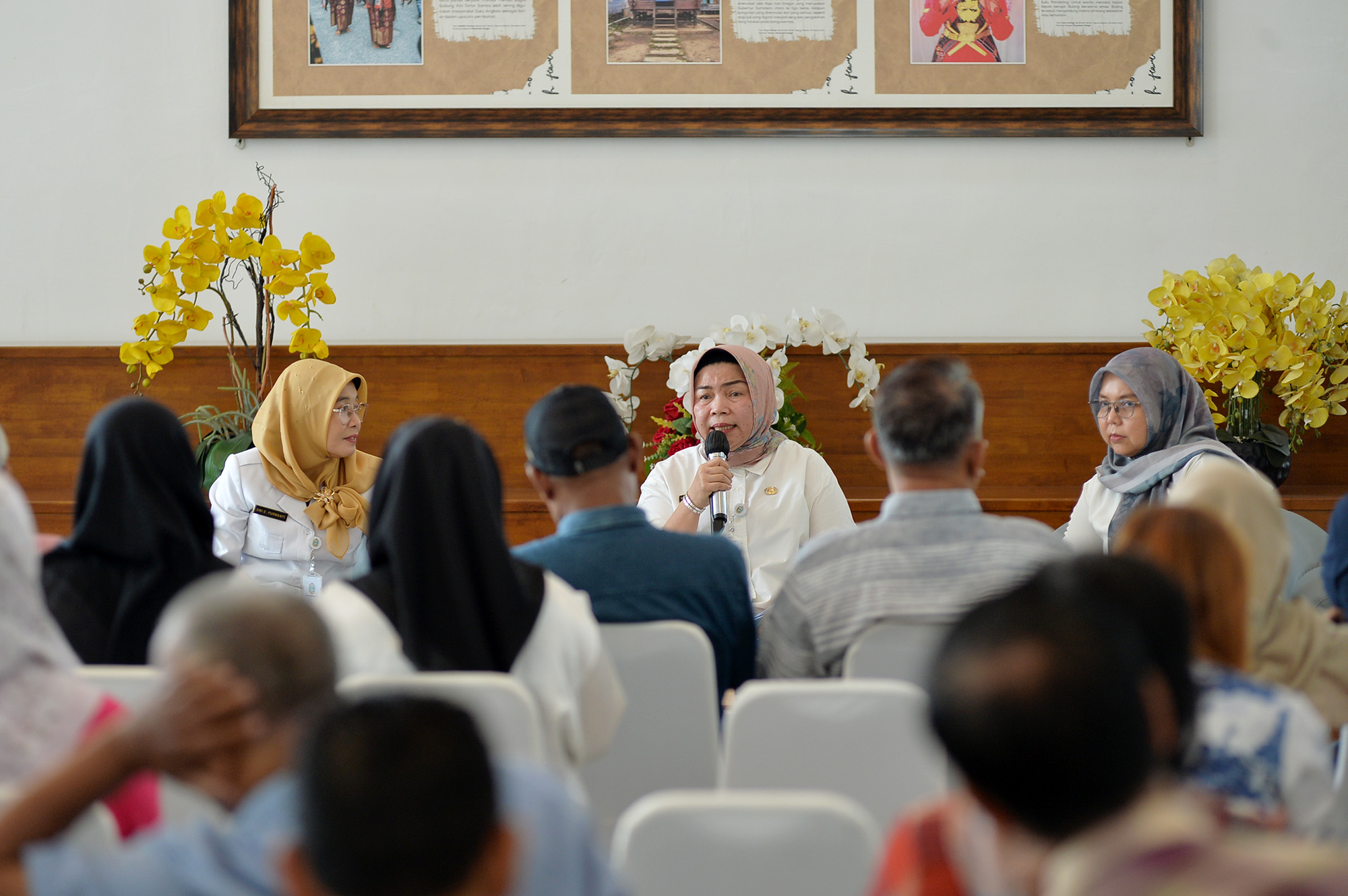 Kadisnaker Sumut Yuliani Siregar dan Kadis  P3AKB Sumut, Dwi Endah Purwanti saat konferensi pers di Kantor Gubernur Sumut Jalan Pangeran Diponegoro Nomor 30, Medan, Rabu, 24 September 2025.