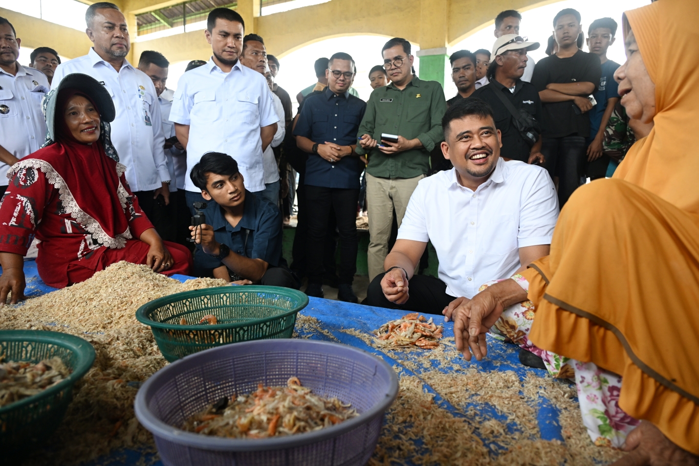 Gubernur Sumatera Utara Muhammad Bobby Afif Nasution bersama Bupati Labuhanbatu Utara Hendri Yanto Sitorus saat berdialog dengan masyarakat dan pelaku UMKM di Pasar Ikan Tanjung Leidong.