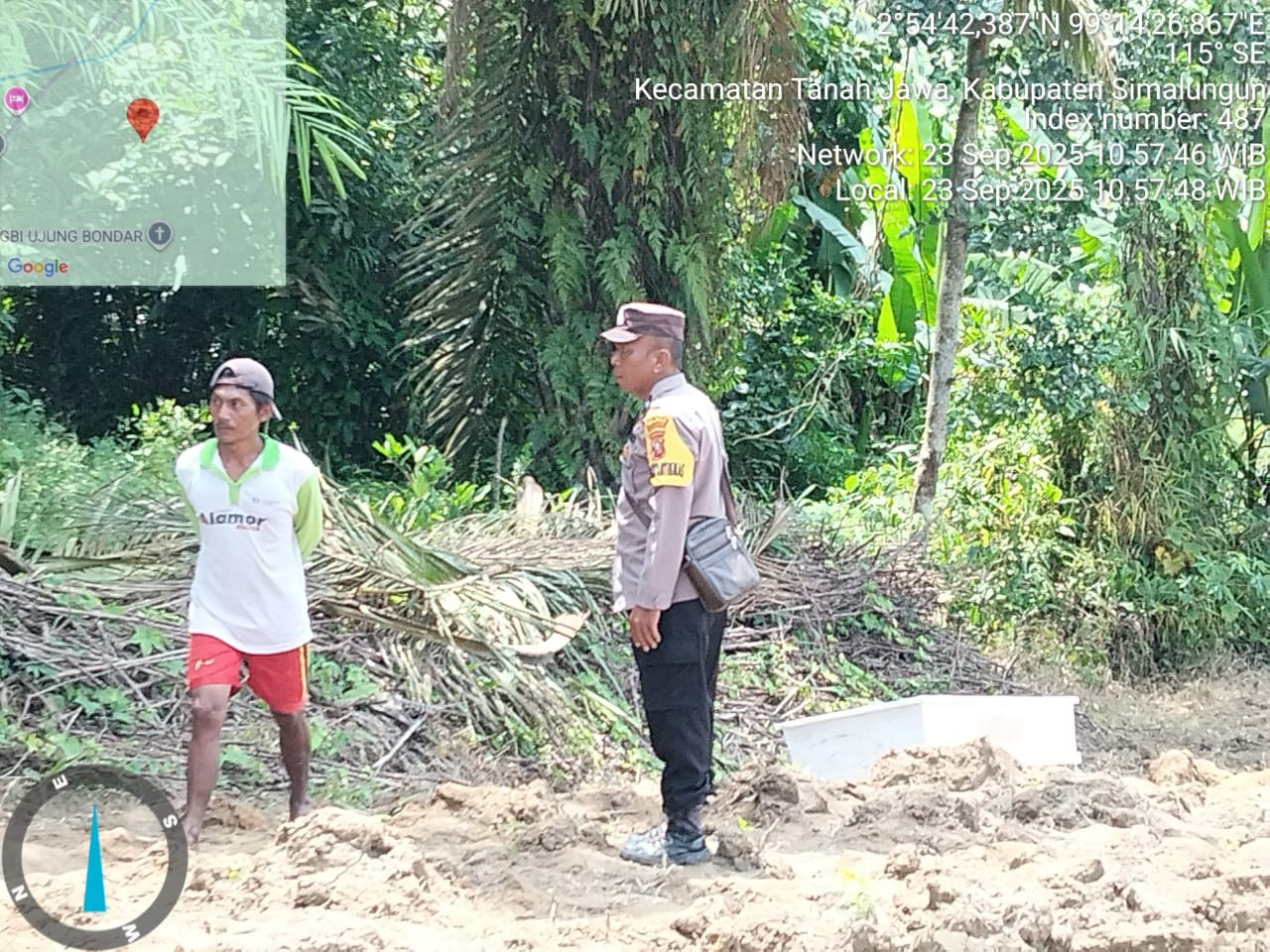 Personel Polsek Tanah Jawa mengevakuasi jenazah lansia yang ditemukan tewas di perladangan warga Simalungun.