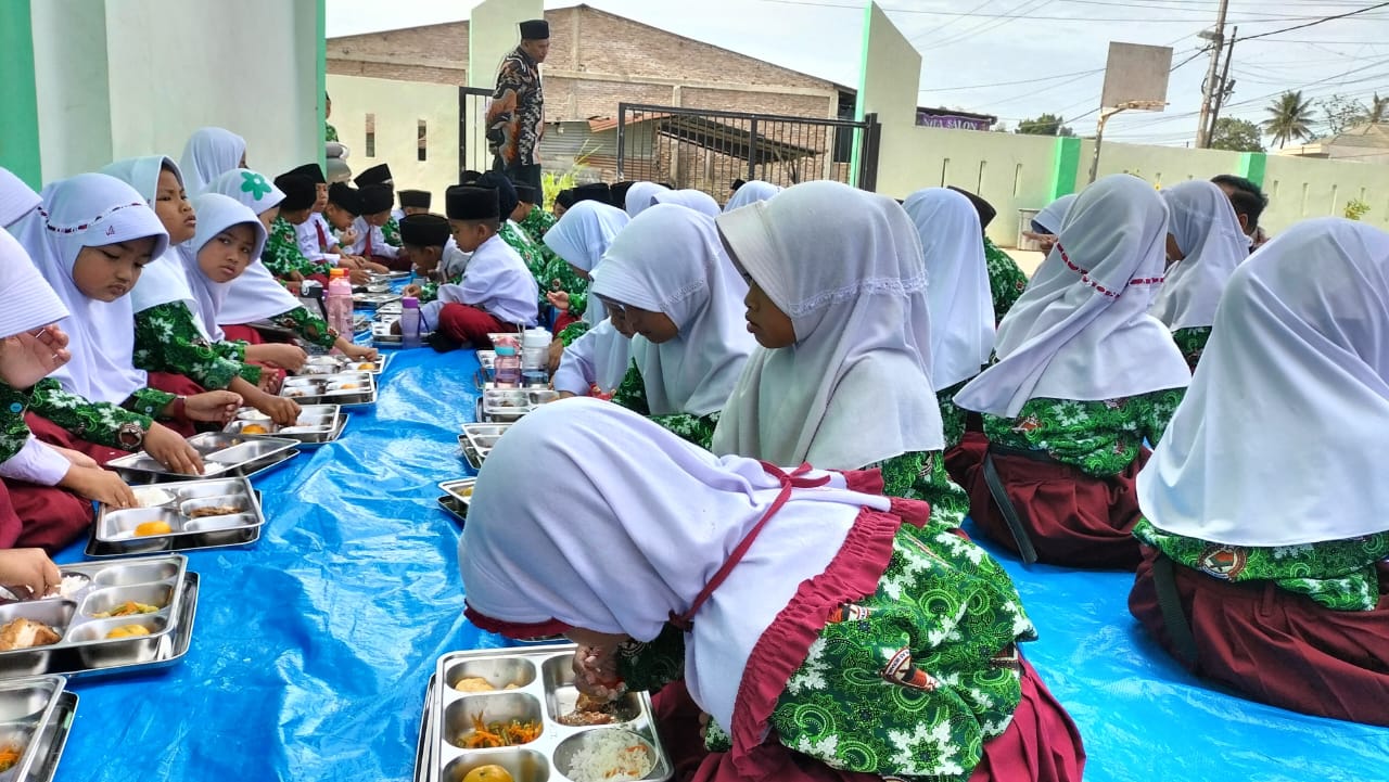 Siswa-siswi MIN Toba Samosir tampak gembira menikmati program Makan Bergizi Gratis (MBG) pada hari pertama, Rabu (24/09/2025).