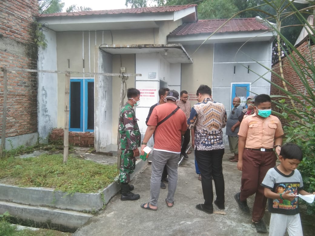 Polisi melakukan olah TKP penemuan mayat membusuk di Perumahan Rahuning Permai, Kecamatan Rahuning, Kabupaten Asahan, Kamis (25/9/2025).
