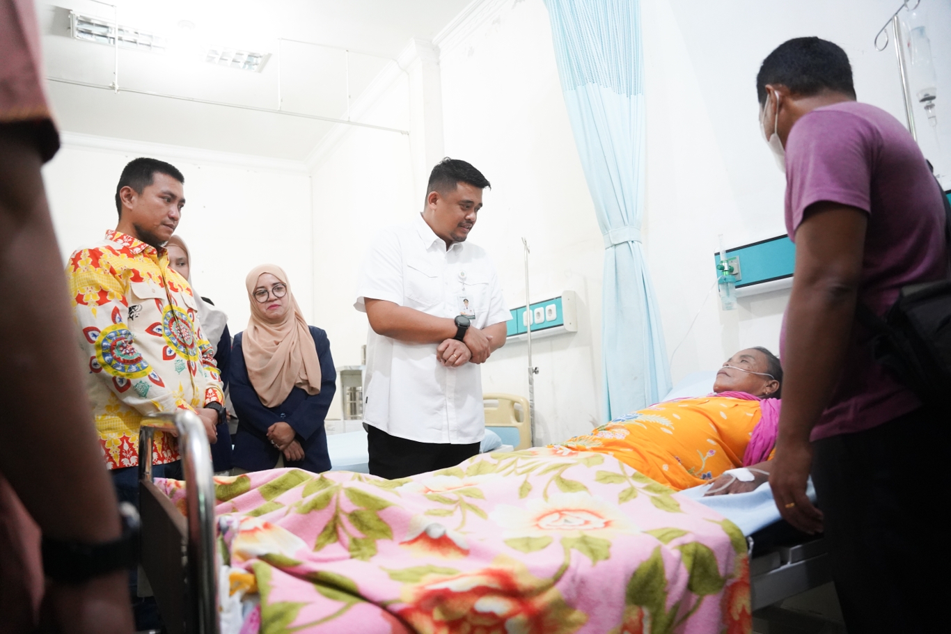 Gubernur Sumatera Utara Muhammad Bobby Afif Nasution didampingi Bupati Labuhanbatu Utara Hendri Yanto Sitorus meninjau RSUD Aek Kanopan dan melihat kondisi pasien secara langsung.