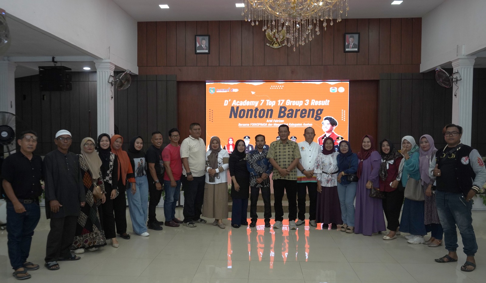 Ratusan warga dan pejabat Pemkab Asahan riuh sorak dukung Arbil Fahrizal saat tampil di D&rsquo;Academy 7, Rabu malam (24092025).