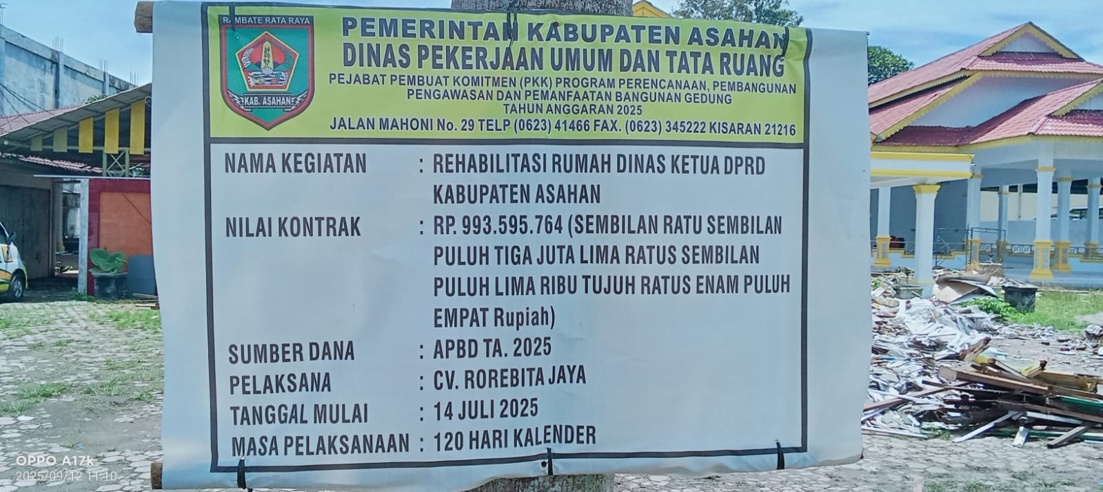 Rumah dinas Ketua DPRD Asahan yang tengah direhabilitasi oleh CV Roberita Jaya dengan anggaran hampir Rp1 miliar dari APBD 2025.