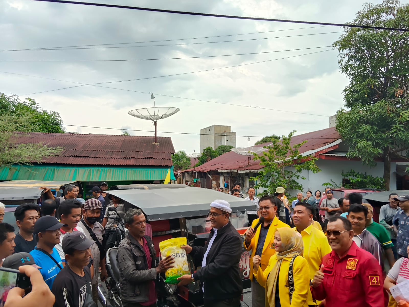 Waketum Depimnas Soksi, Sangkot Sirait bersama pengurus DPD Golkar Sibolga menyerahkan beras kepada abang becak, Selasa (2392025).