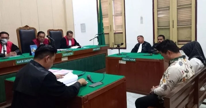 JPU Kejari Labuhanbatu Sabri Fitriansyah Marbun membacakan tuntutan terhadap terdakwa TH (mantan Kades) dan LM (mantan bendahara) dalam sidang di PN Medan.