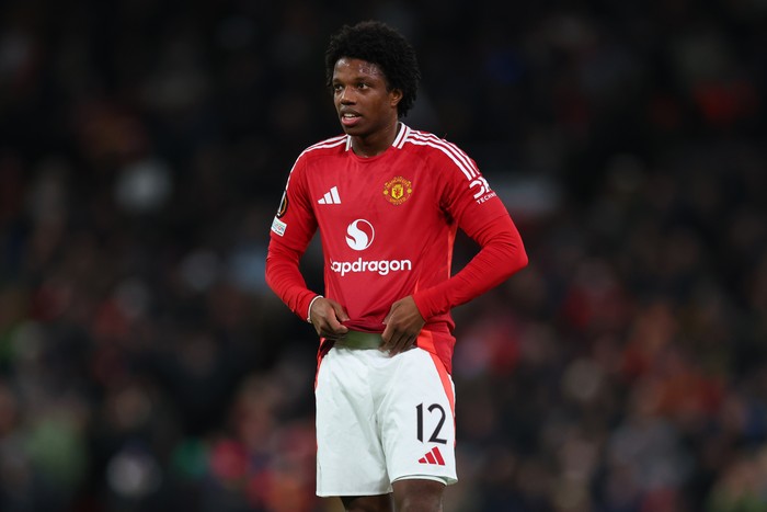 Tyrell Malacia masih terperangkap di Manchester United, belum diizinkan bela tim U-21 meski ingin aktif bermain.