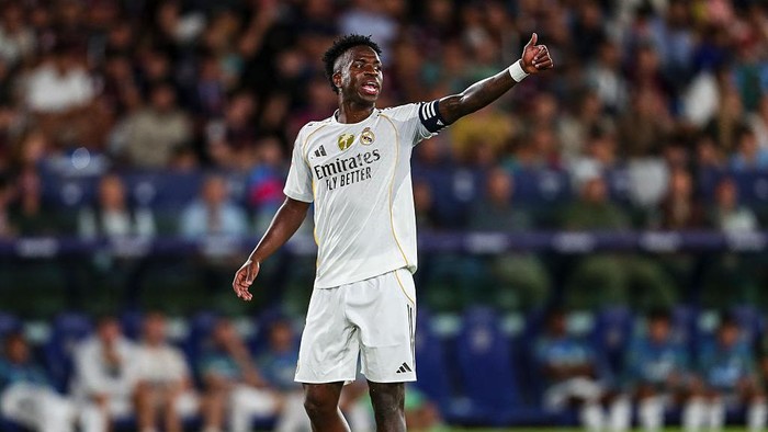 Vinicius Jr merayakan gol indahnya saat Real Madrid menang 4-1 atas Levante di LaLiga.