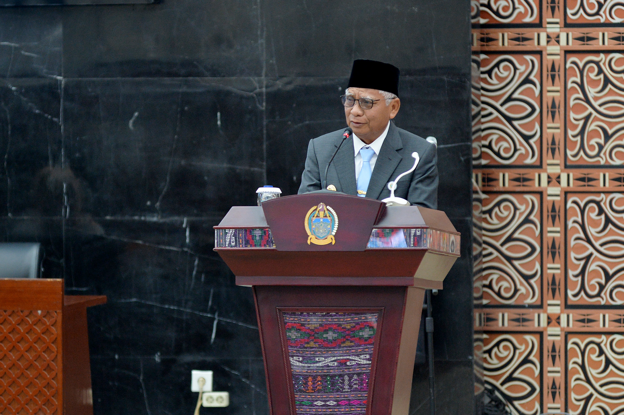 Wakil Gubernur Sumut Surya bersama Sekdaprov Togap Simangunsong menyampaikan jawaban Gubernur atas Pandangan Umum Fraksi DPRD terkait Ranperda Perubahan APBD 2025 di Gedung DPRD Sumut, Rabu (24/9).