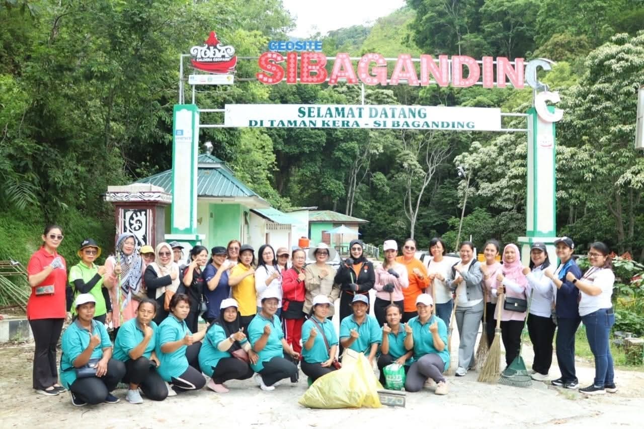 Ribuan warga, OPD, dan relawan membersihkan sampah di kawasan wisata Danau Toba Parapat, Simalungun, Jumat (19/9/2025).