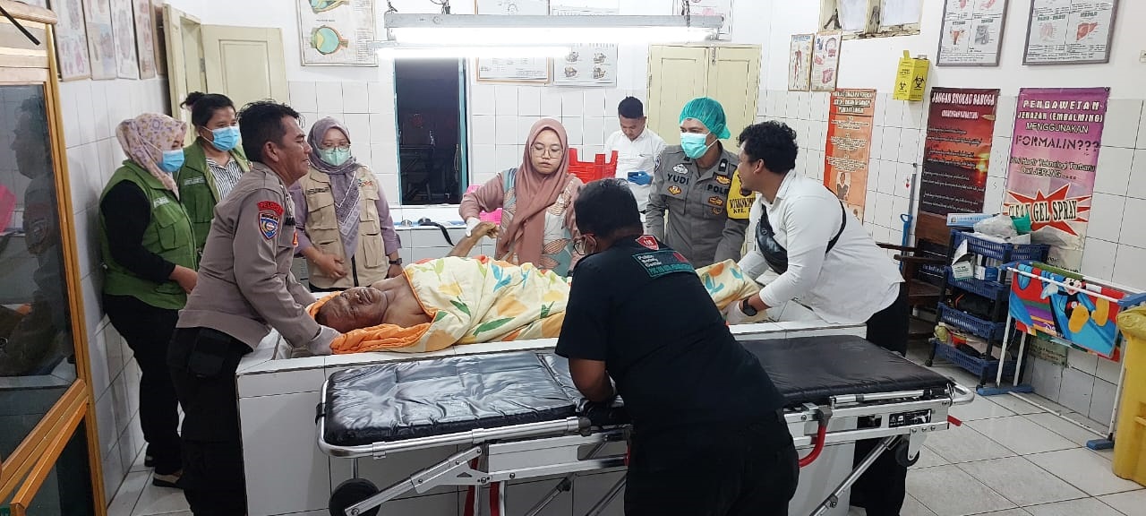 Jenazah perantau asal Padang saat dievakuasi ke RSUD dr Djasamen Saragih Pematangsiantar.
