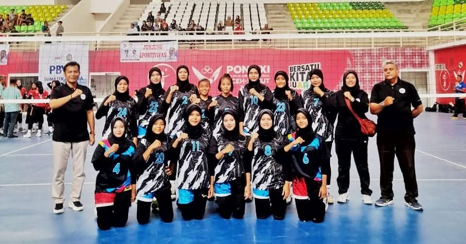 Tim bola voli putri Simalungun melaju ke perempat final Kejurprov Sumut 2025.