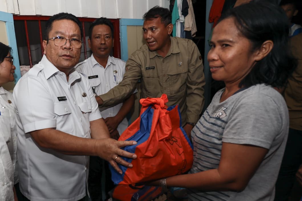 Wali Kota Pematangsiantar Wesly Silalahi mengunjungi warga terdampak bencana alam angin puting beliung.