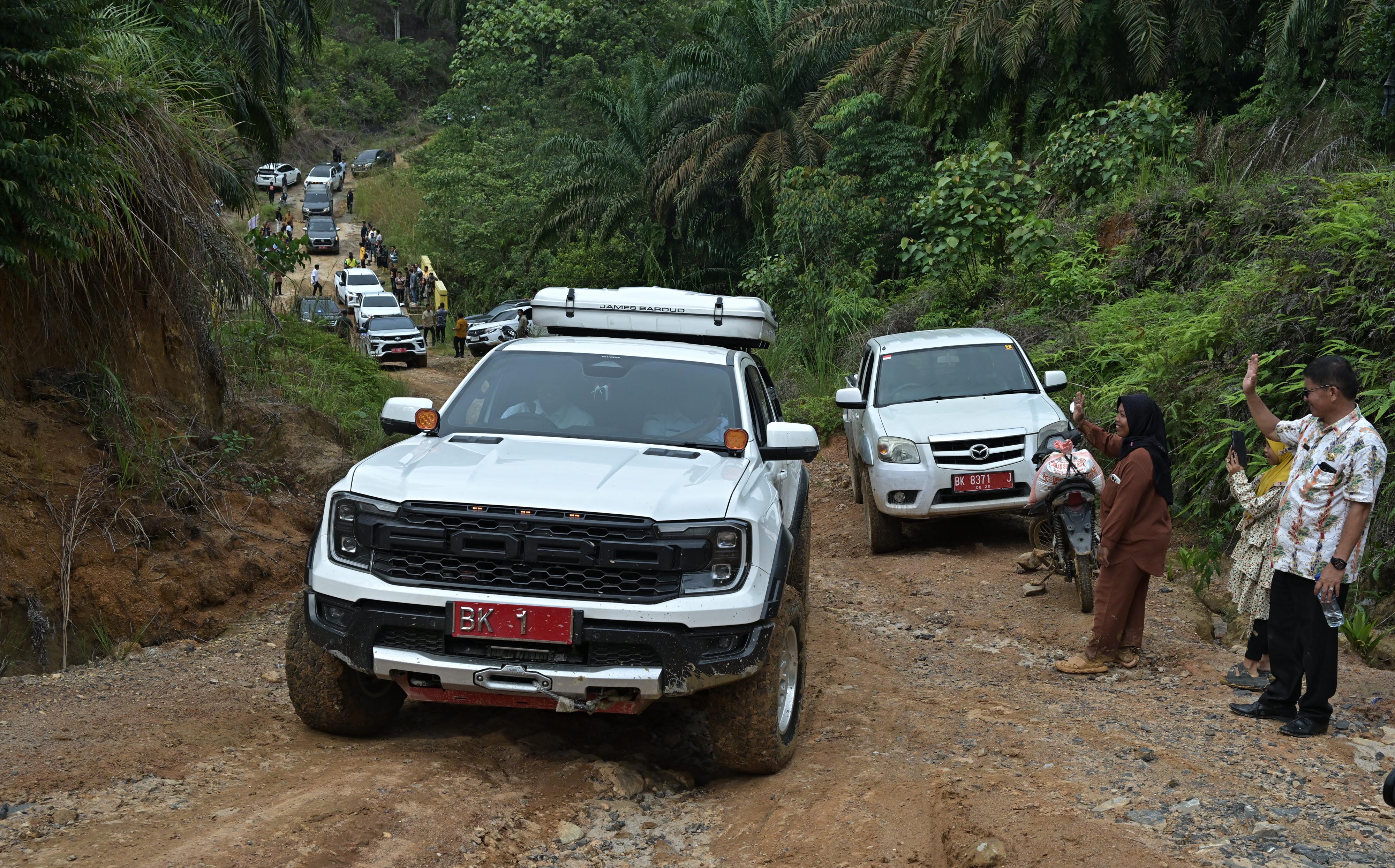 Gubernur Sumut Bobby Nasution dan Bupati Toba Effendi Sintong Napitupulu meninjau ruas jalan Labura-Toba yang rusak, Kamis (25/9/2025).