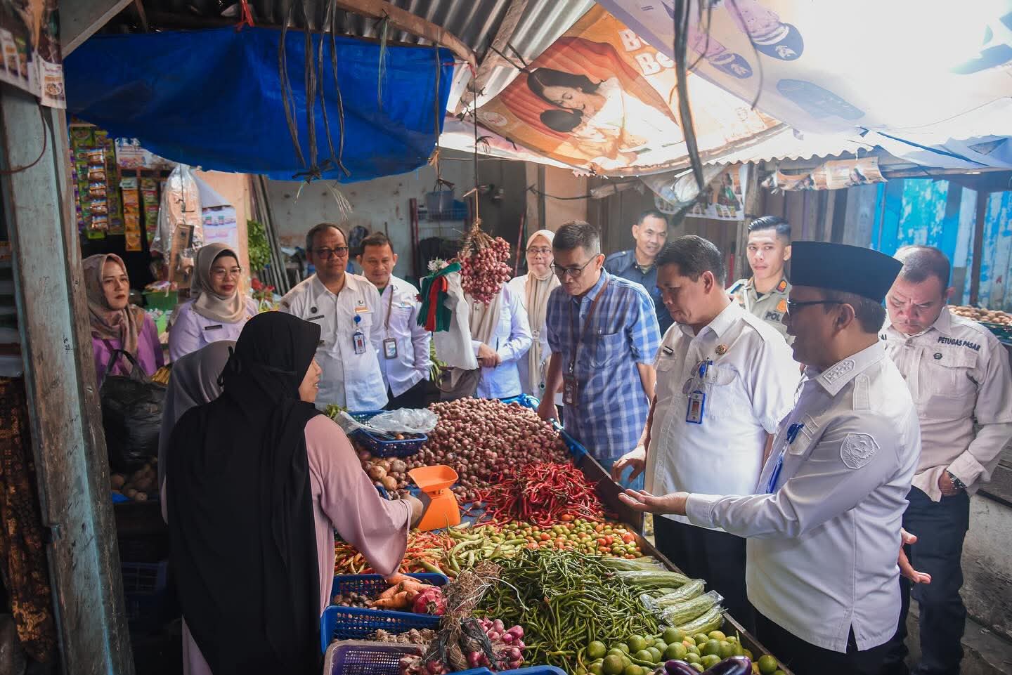 Wali Kota Padangsidimpuan, H. Letnan Dalimunthe, meninjau langsung harga pangan di Pasar Ucok Kodok dan Pasar Saroha, Rabu (24/9/2025).