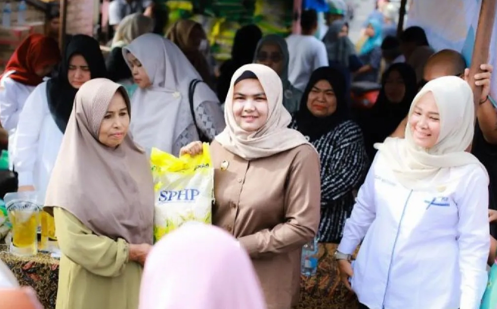 Wakil Bupati Madina, Atika Azmi Utammi Nasution, meninjau langsung Gerakan Pangan Murah di Pasar Eks Bioskop Tapanuli, memastikan harga sembako terjangkau.