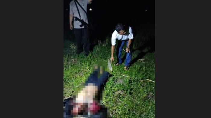 Petugas Polsek Barus melakukan olah TKP setelah nelayan RP tewas dihakimi massa di Desa Bungo Tanjung.