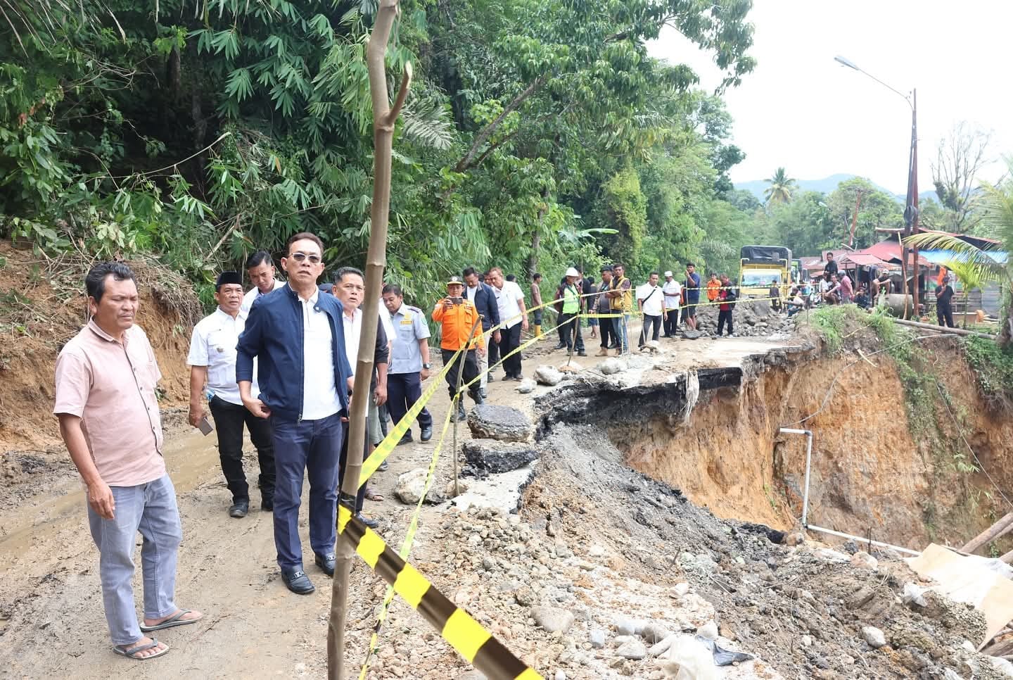 Bupati Tapsel H. Gus Irawan Pasaribu meninjau lokasi jalan nasional amblas sedalam 20 meter di Dusun Pengkolan, Desa Luat Lombang, Kecamatan Sipirok.