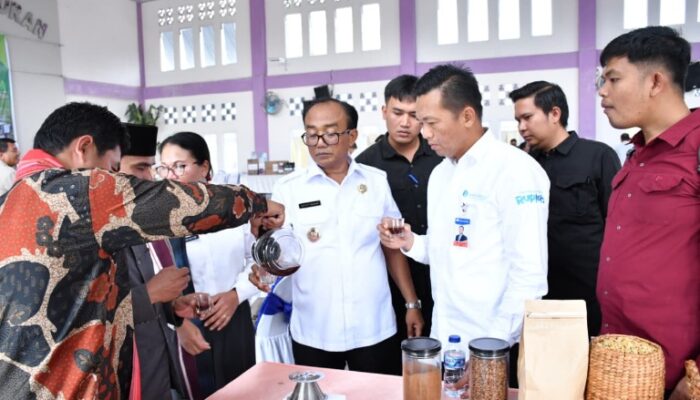 Wakil Bupati Samosir Ariston Tua Sidauruk membuka pameran Hari Tani Nasional, sambil memantau bantuan pupuk bersubsidi dan sarpras pertanian untuk petani milenial.