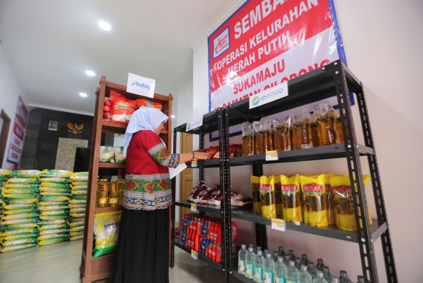 Pengurus mengecek sembako di Koperasi Kelurahan Merah Putih - Ilustrasi. Sebanyak 251 Koperasi Merah Putih telah berbadan hukum dan siap beroperasi mandiri.