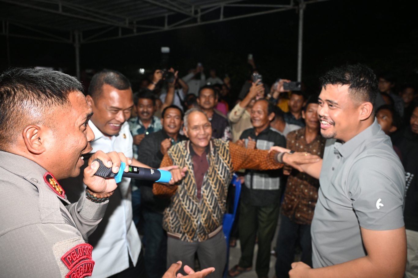 Gubernur Sumut Bobby Nasution bersama Bupati Toba Effendi Sintong Napitupulu dan OPD berdialog dengan warga pada kegiatan SADA di Kelurahan Parsoburan, Kecamatan Habinsaran, Kamis malam (25/9/2025).