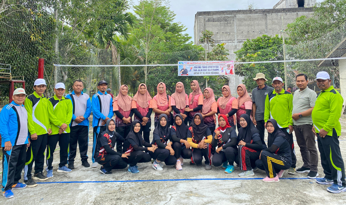 PJ Kepala Desa Kelebuk, Edi Purma Irwan, bersama perangkat desa dan masyarakat, membuka secara resmi turnamen voli putra-putri antar RT, Kamis (25/9/2025).