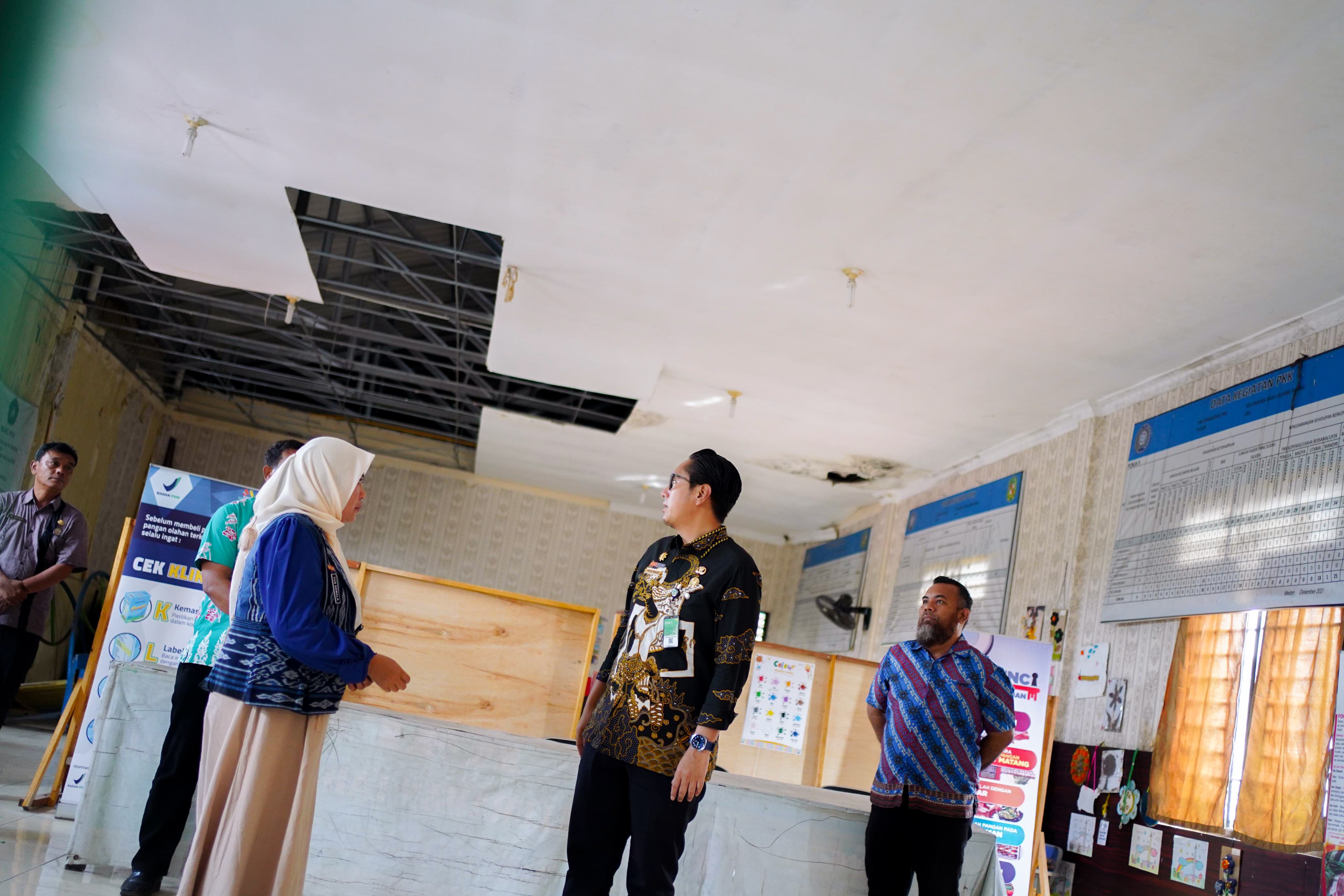 Wali Kota Medan, Rico Waas, menegur Lurah Ladang Bambu atas kondisi kantor yang jorok dan tidak terawat, Kamis (25/9/2025).
