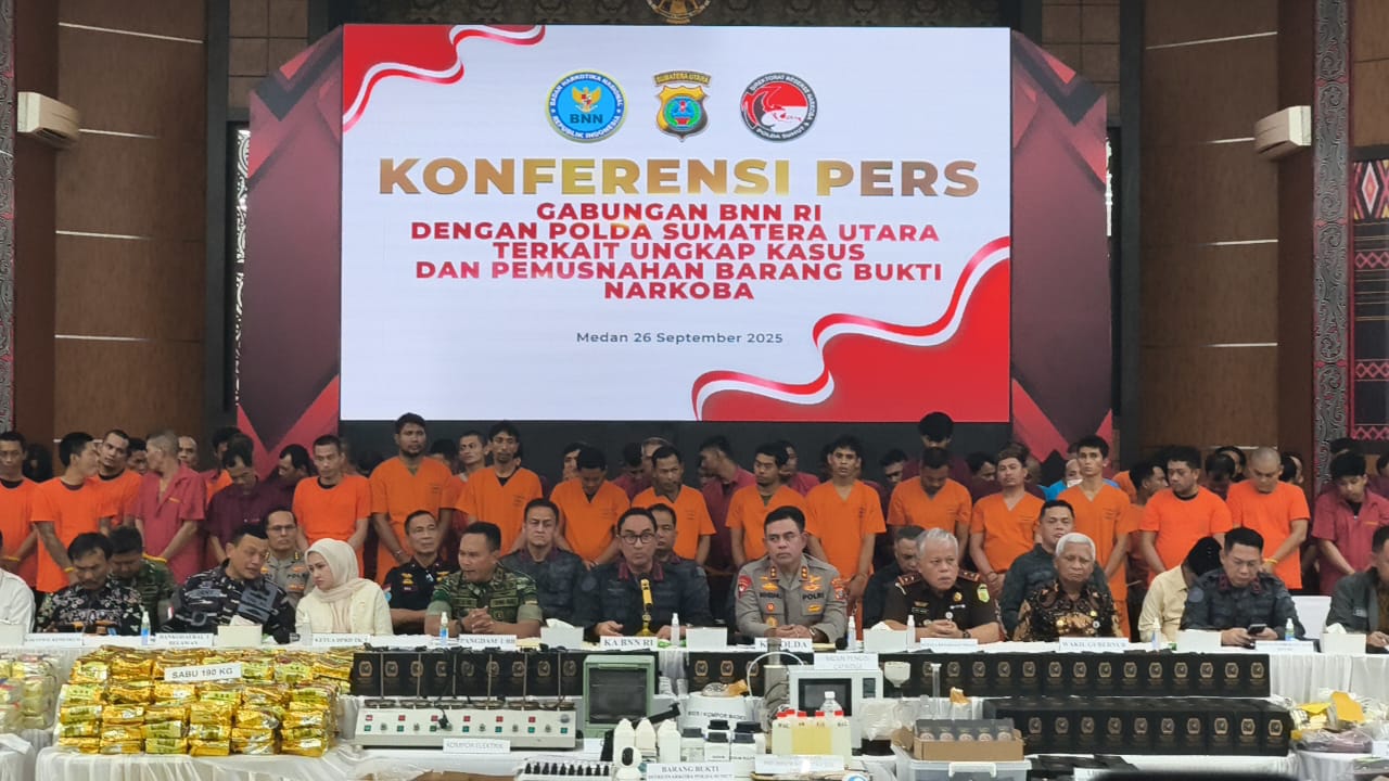 Polda Sumut bersama BNN RI menggelar konferensi pers pengungkapan jaringan narkoba dengan barang bukti 1,7 ton narkotika di Medan, Jumat (26/9/2025).