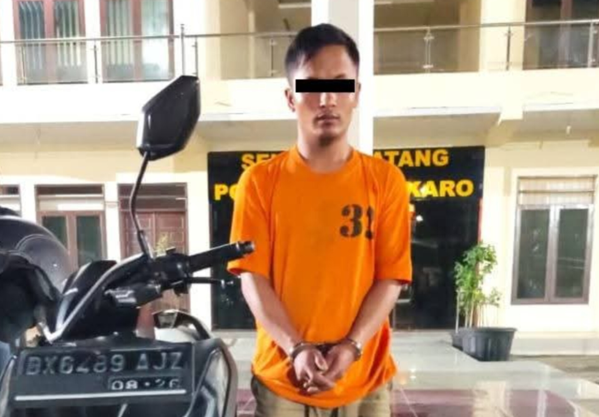 Tersangka Ganda Nainggolan (27) saat menyerahkan diri ke Polres Tanah Karo. Polisi berhasil menemukan barang bukti emas, uang tunai, dan pakaian korban.