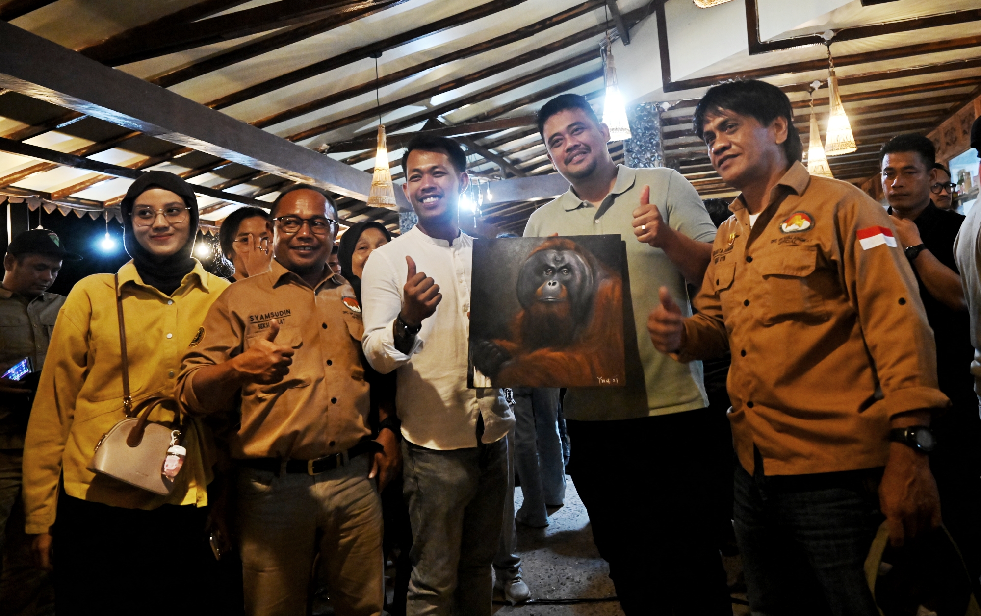 Gubernur Sumatera Utara Bobby Nasution saat berdiskusi dengan pelaku seni dan pemandu wisata di Wisma Leuser Sibayak, Bahorok, Langkat, Jumat (26/9/2025) malam.