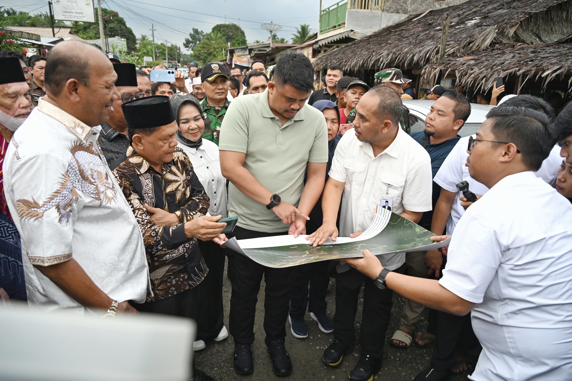 Gubernur Sumut Bobby Nasution berdialog dengan masyarakat di Pasar Rodi, Desa Empus, Kecamatan Bahorok, Langkat, Jumat (26/9/2025), terkait rencana perbaikan jalan rusak yang sudah 15 tahun dikeluhkan
