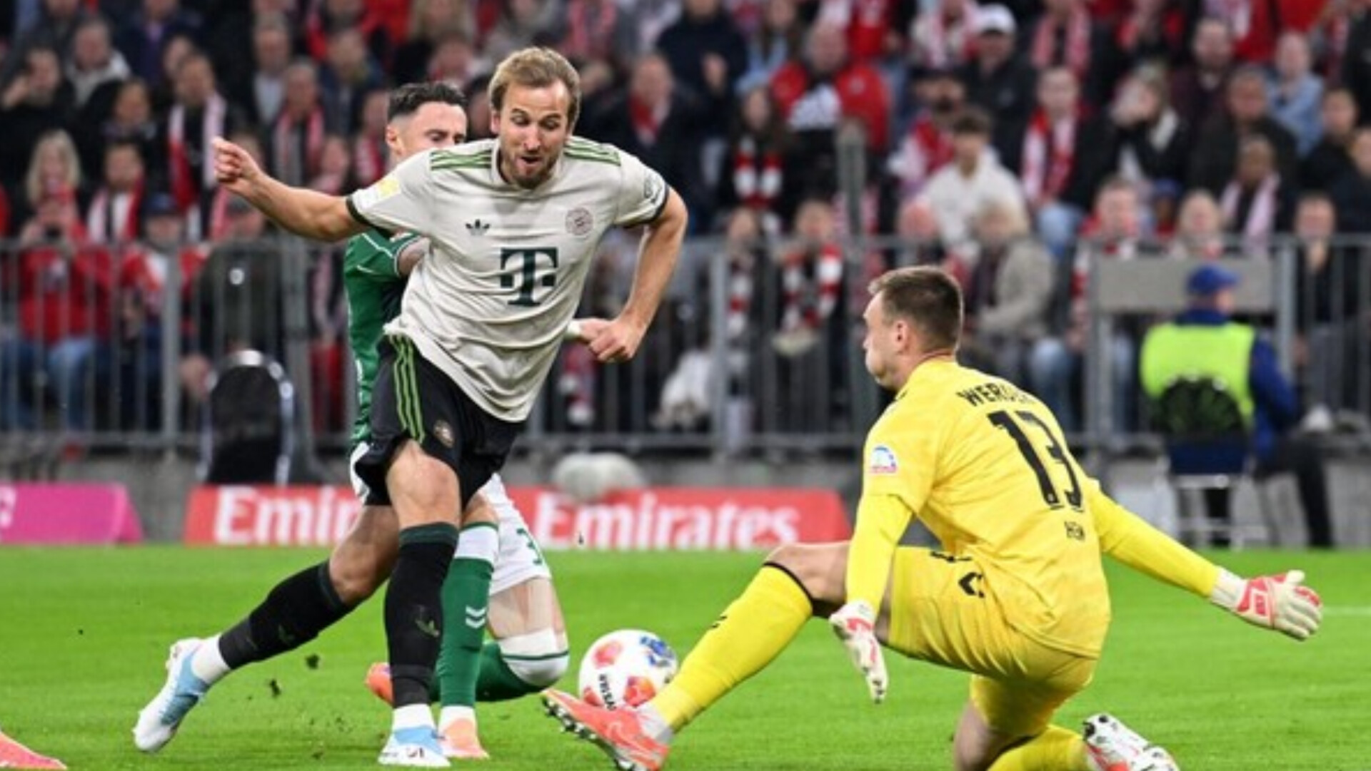 Harry Kane mencetak gol ke gawang Werder Bremen yang mengantarnya pecahkan rekor 100 gol lebih cepat daripada Cristiano Ronaldo dan Erling Haaland, Sabtu (27/9/2025).