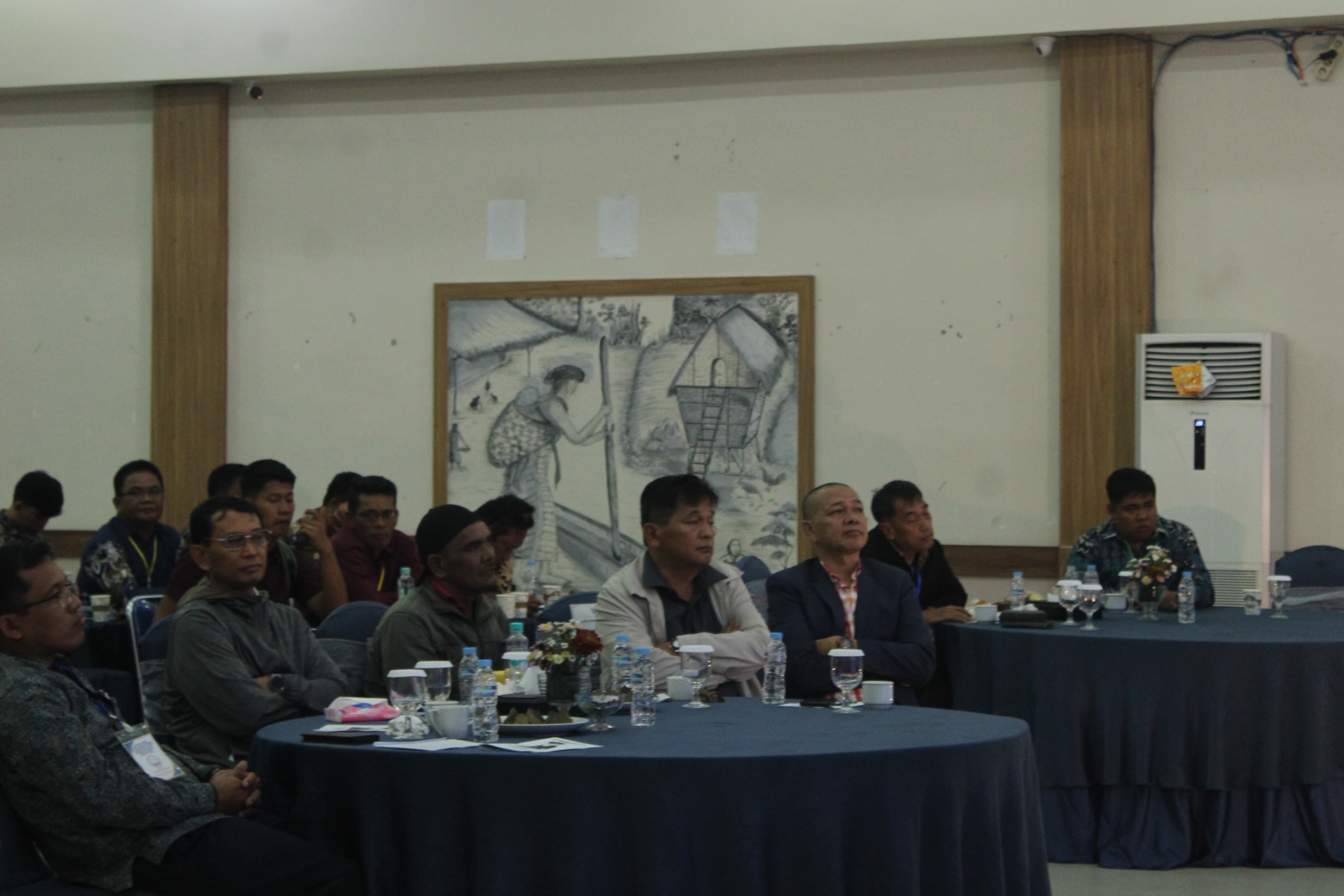 Ketua Ihutan Bolon HSGBP JR Saragih bersama Praeses Distrik II GKPS Pdt Ferdi Saragih serta para pengurus.