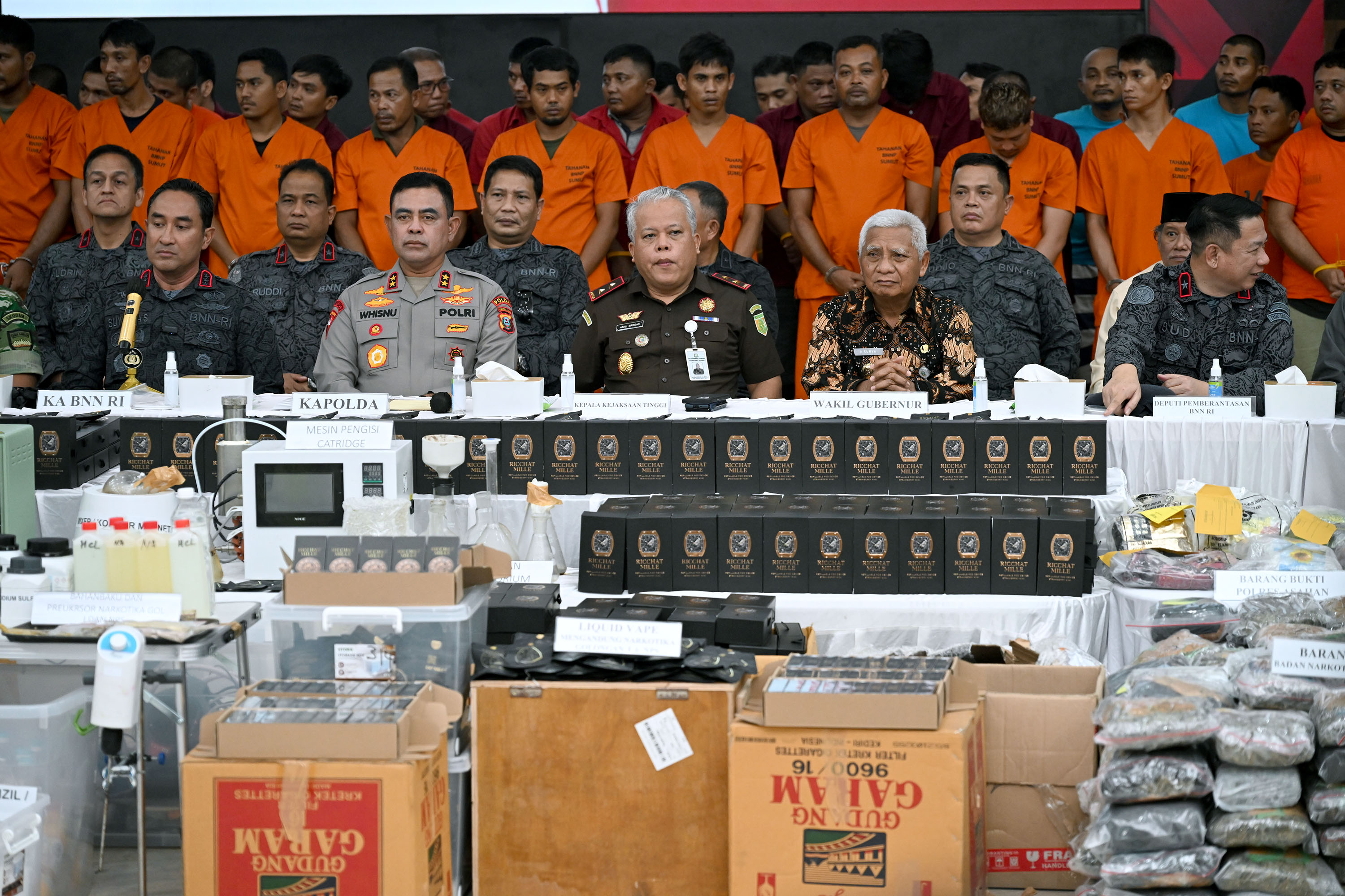 Wakil Gubernur Sumut Surya bersama Kapolda Sumut Irjen Pol Whisnu Hermawan dan Kepala BNN RI Komjen Pol Suyudi Aryo Seto memusnahkan barang bukti narkoba seberat 1,7 ton di Mapolda Sumut, Medan, Jumat