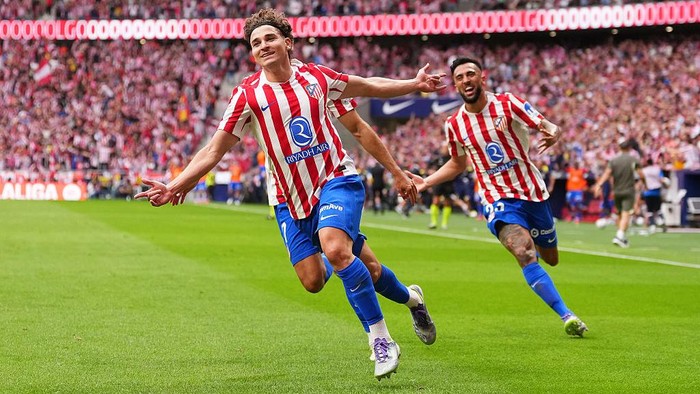 Julian Alvarez merayakan golnya ke gawang Real Madrid dalam kemenangan 5-2 Atletico di derbi ibukota.