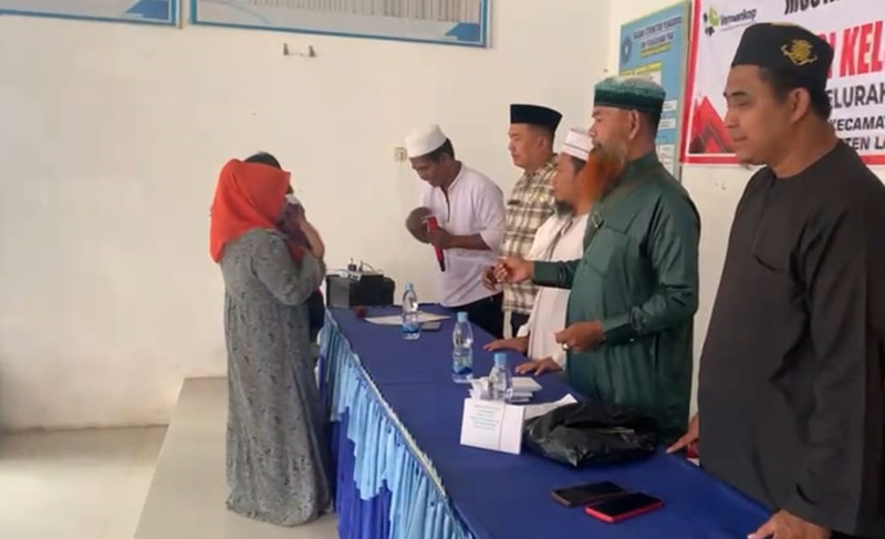 engurus kotak infaq pasar Gelugur Rantauprapat saat memberikan santunan kepada anak yatim di kantor Kelurahan Bakaran Batu.