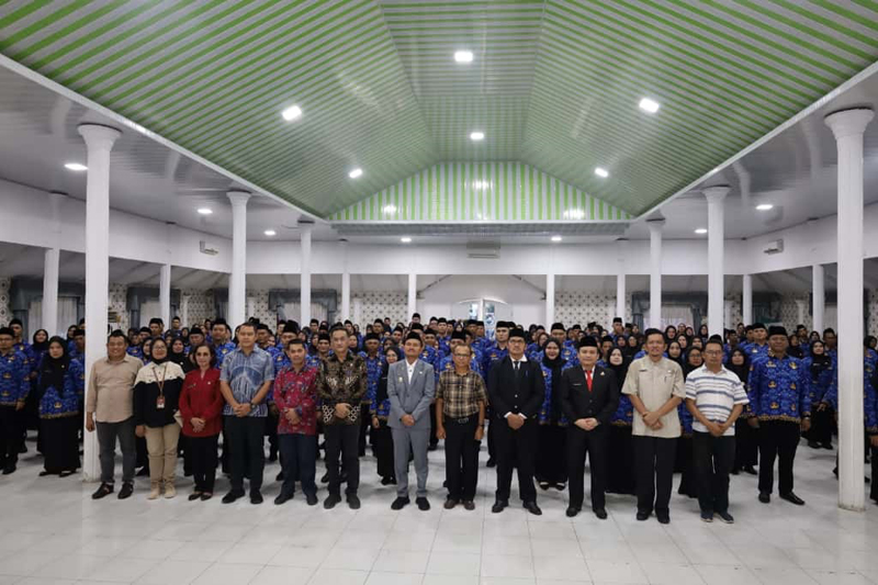 Bupati Labuhanbatu dr Hj Maya Hasmita (kanan) saat menyerahkan SK kepada salahsatu PPPK di Lingkungan Dinas Pendidikan.